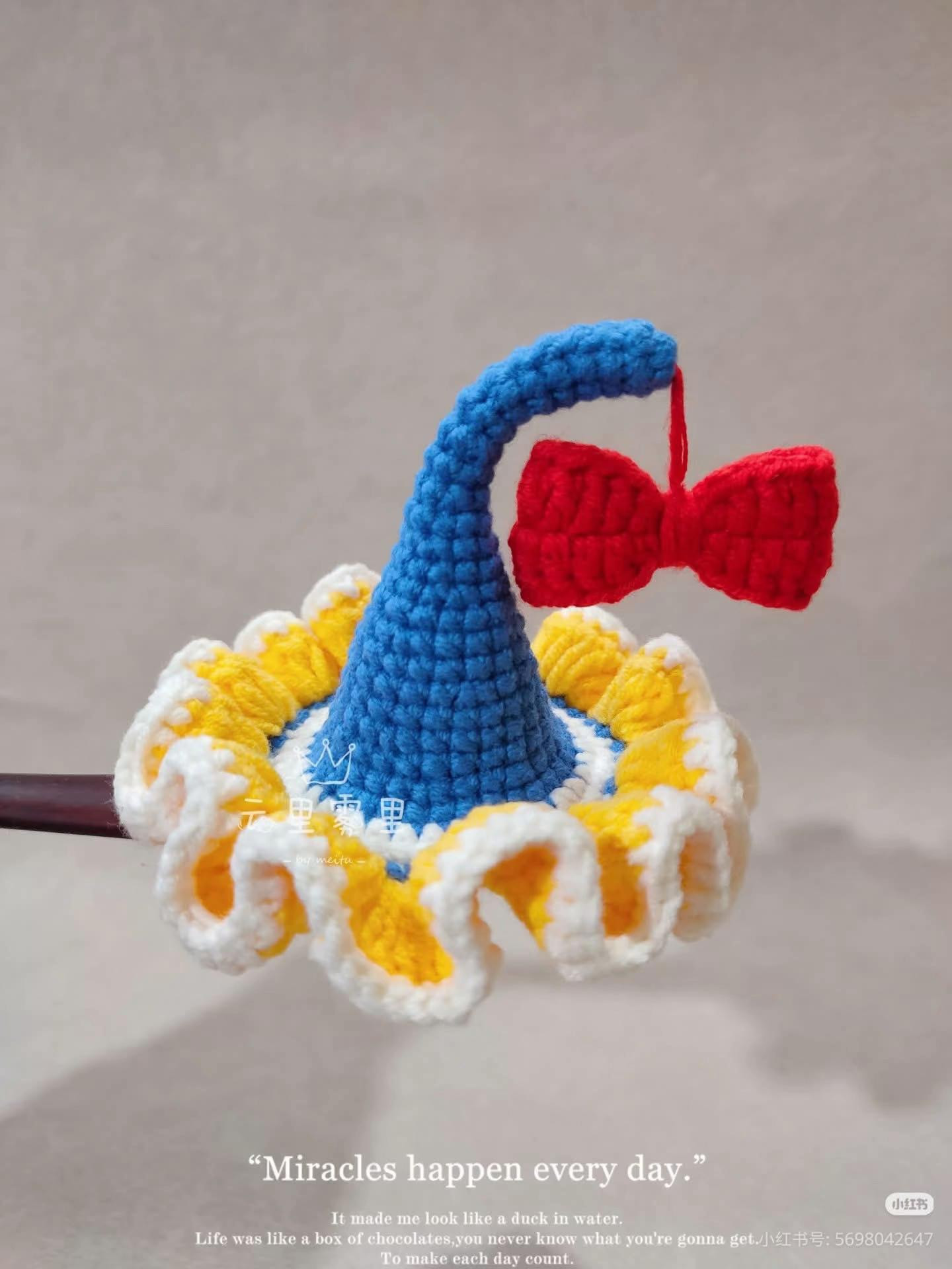 Crochet Elf Hat Pattern with Ruffled Brim and Red Bow