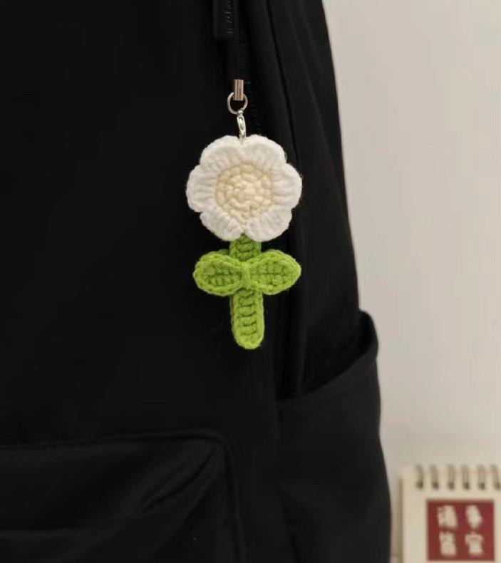 Crochet Flower Keychain Tutorial: White Daisy with Green Stem and Leaves Pattern