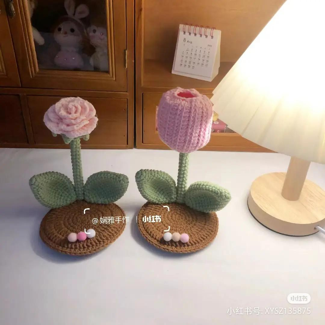 Crochet Flower Phone Stand Pattern: Rose and Tulip Design