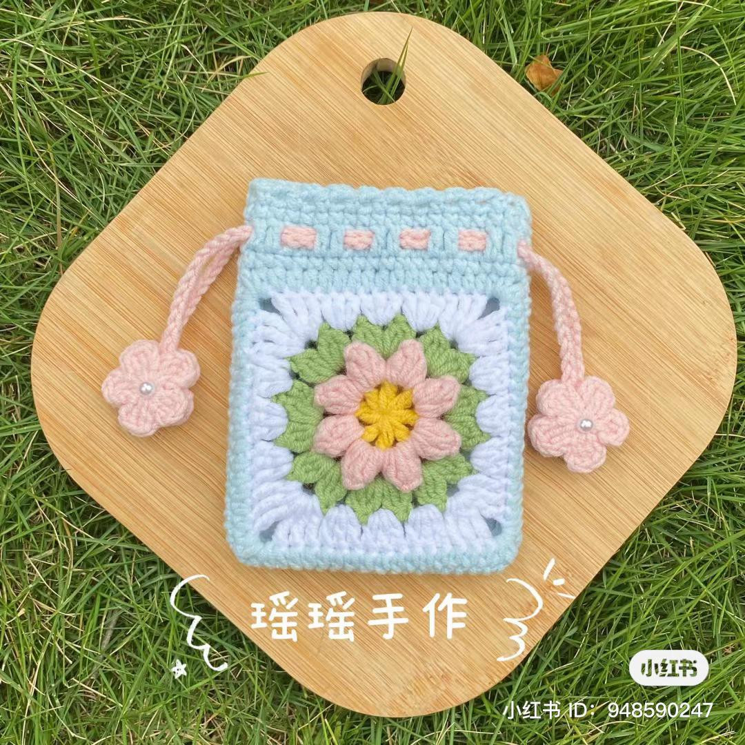 Crochet Granny Square Coin Purse with 3D Flower Pattern and Chart