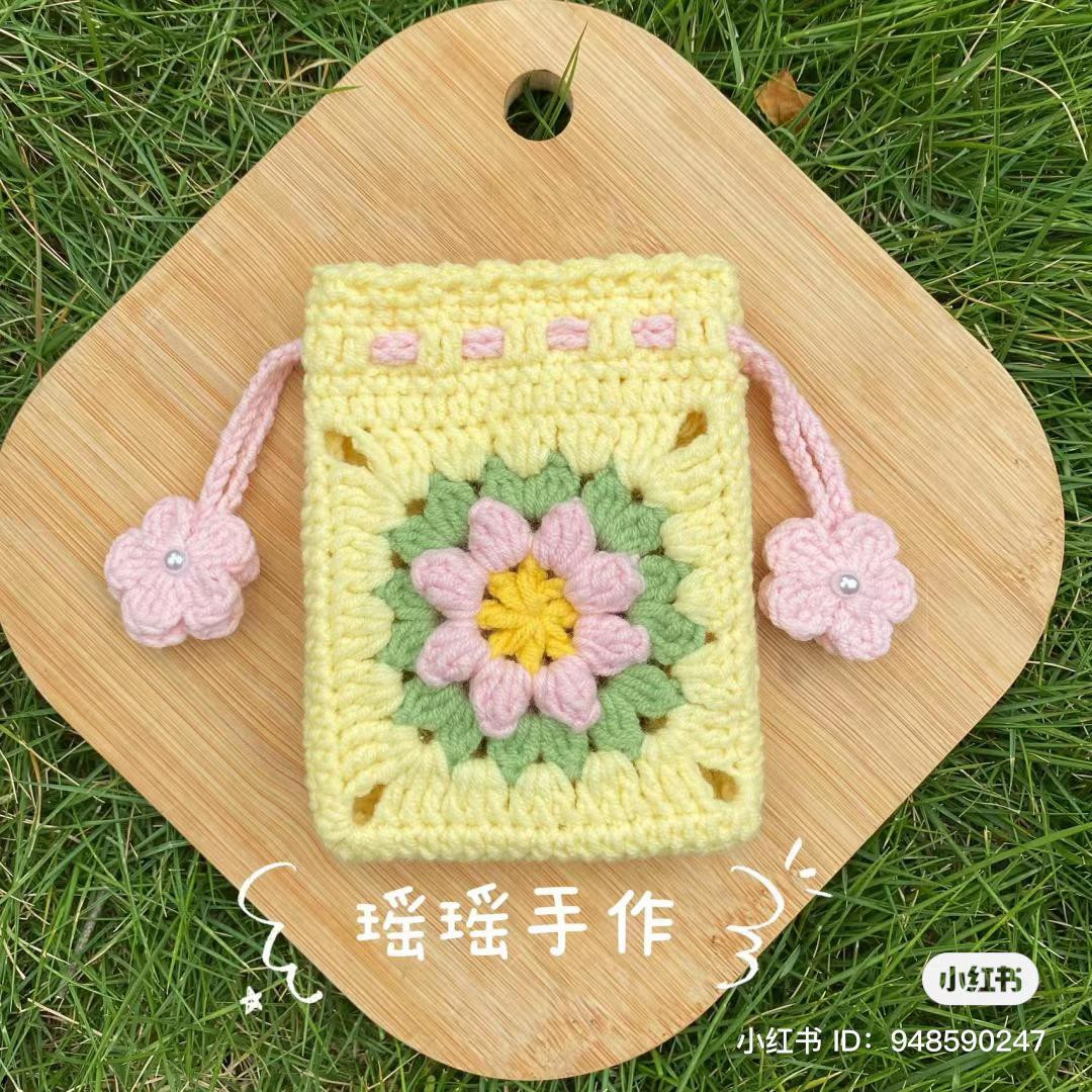 Crochet Granny Square Coin Purse with 3D Flower Pattern and Chart