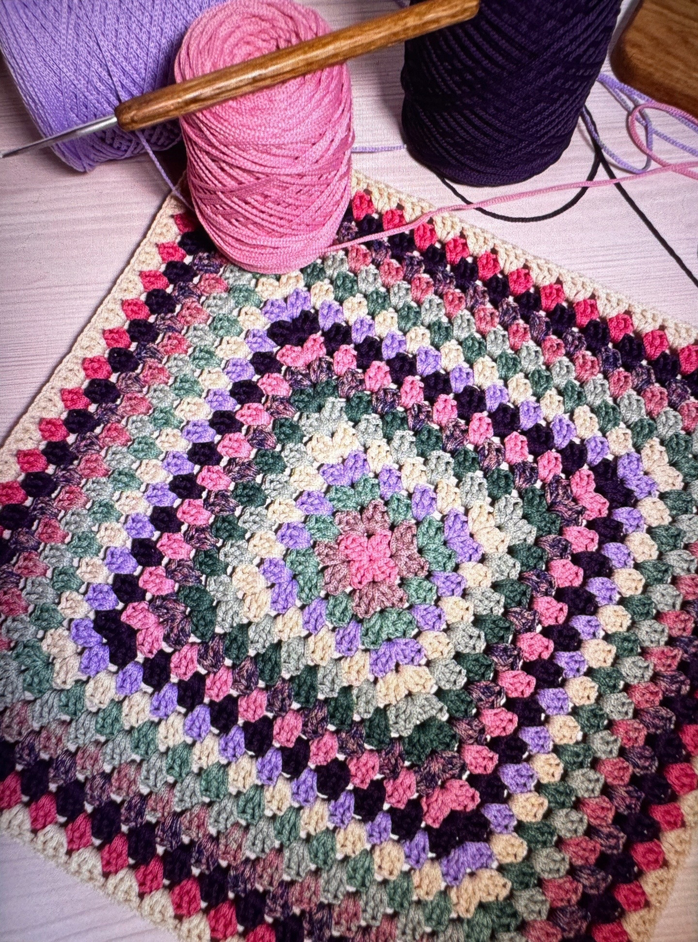 Crochet Granny Square Tote Bags Pattern with Colorful Motifs