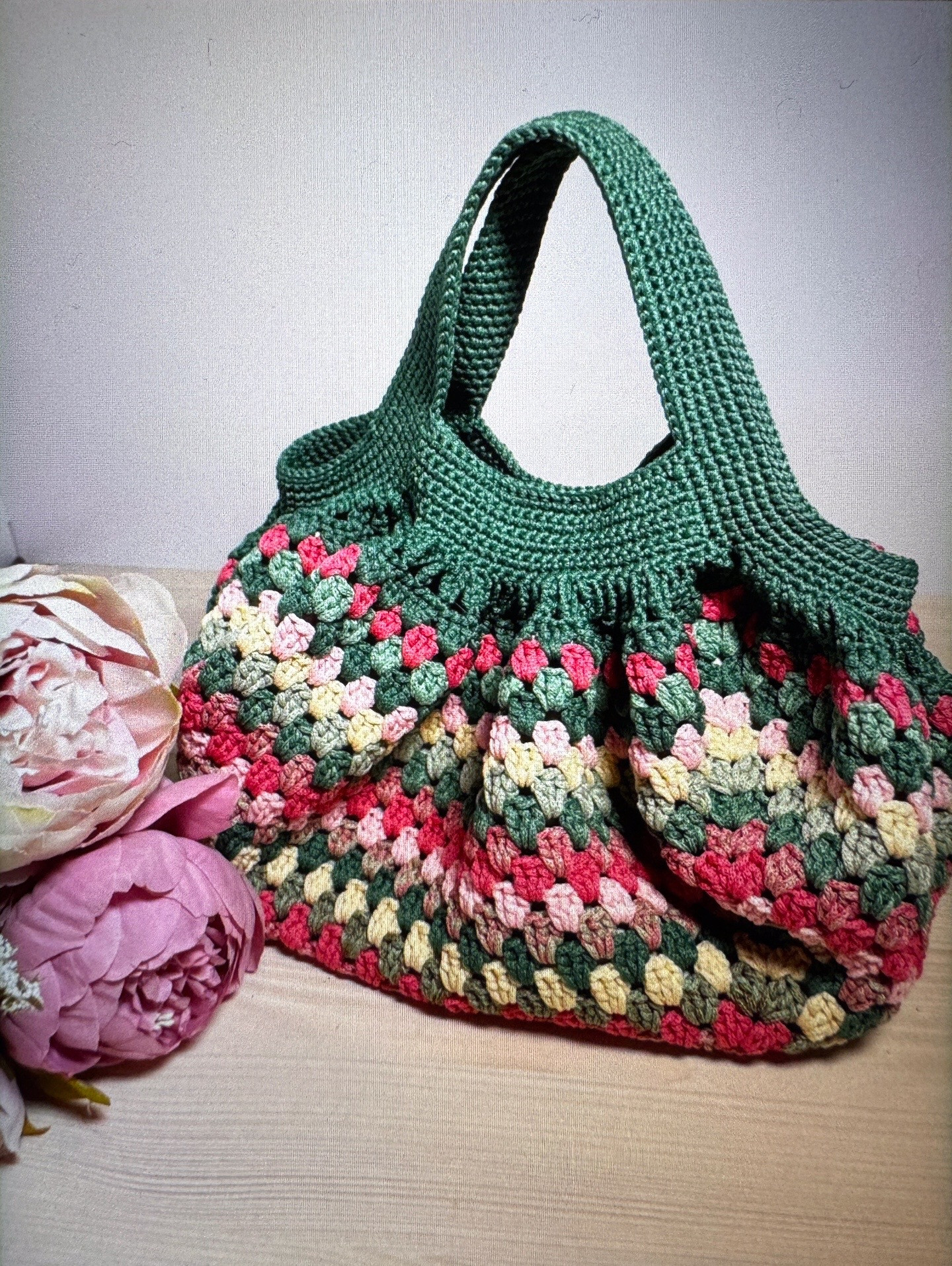Crochet Granny Square Tote Bags Pattern with Colorful Motifs