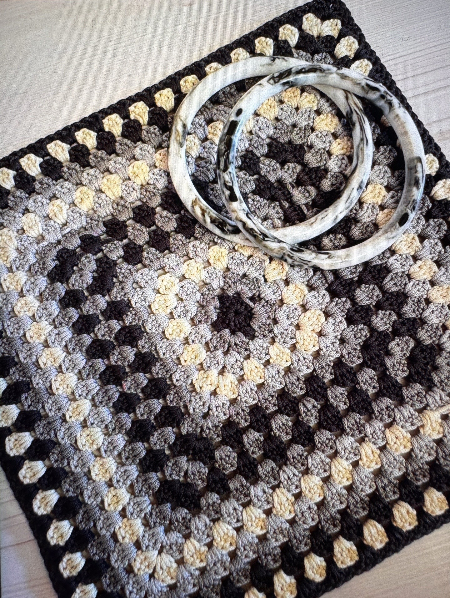 Crochet Granny Square Tote Bags Pattern with Colorful Motifs