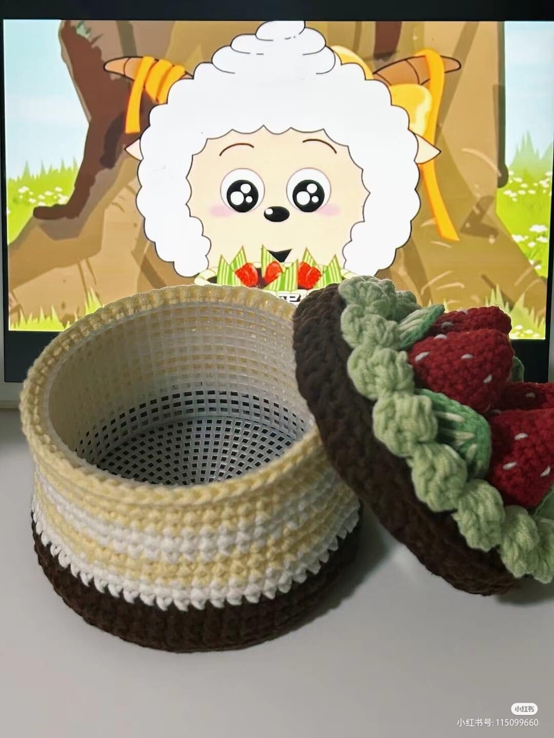 Crochet Grass Cake Storage Box Pattern with Strawberries and Cream