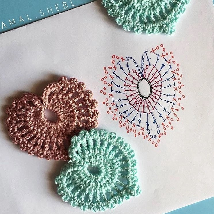 Crochet Heart Motif Chart: Colorful Amigurumi Pattern Diagram