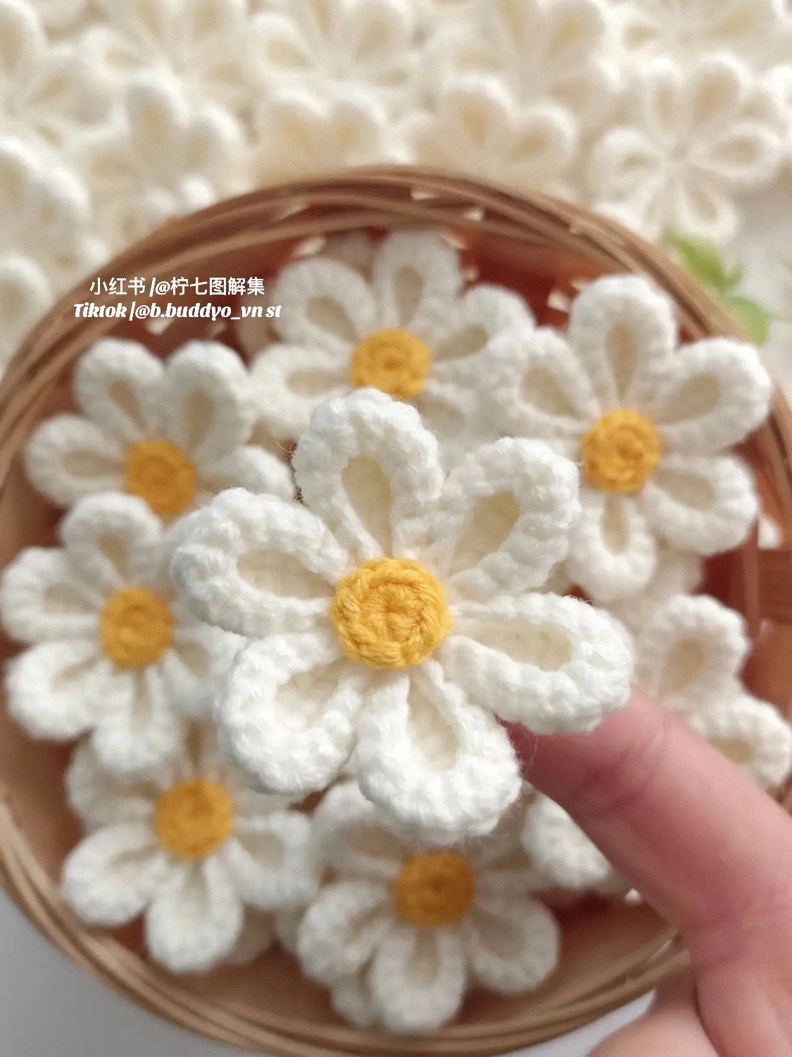 Crochet Little Daisy Hair Clip Pattern and Tutorial