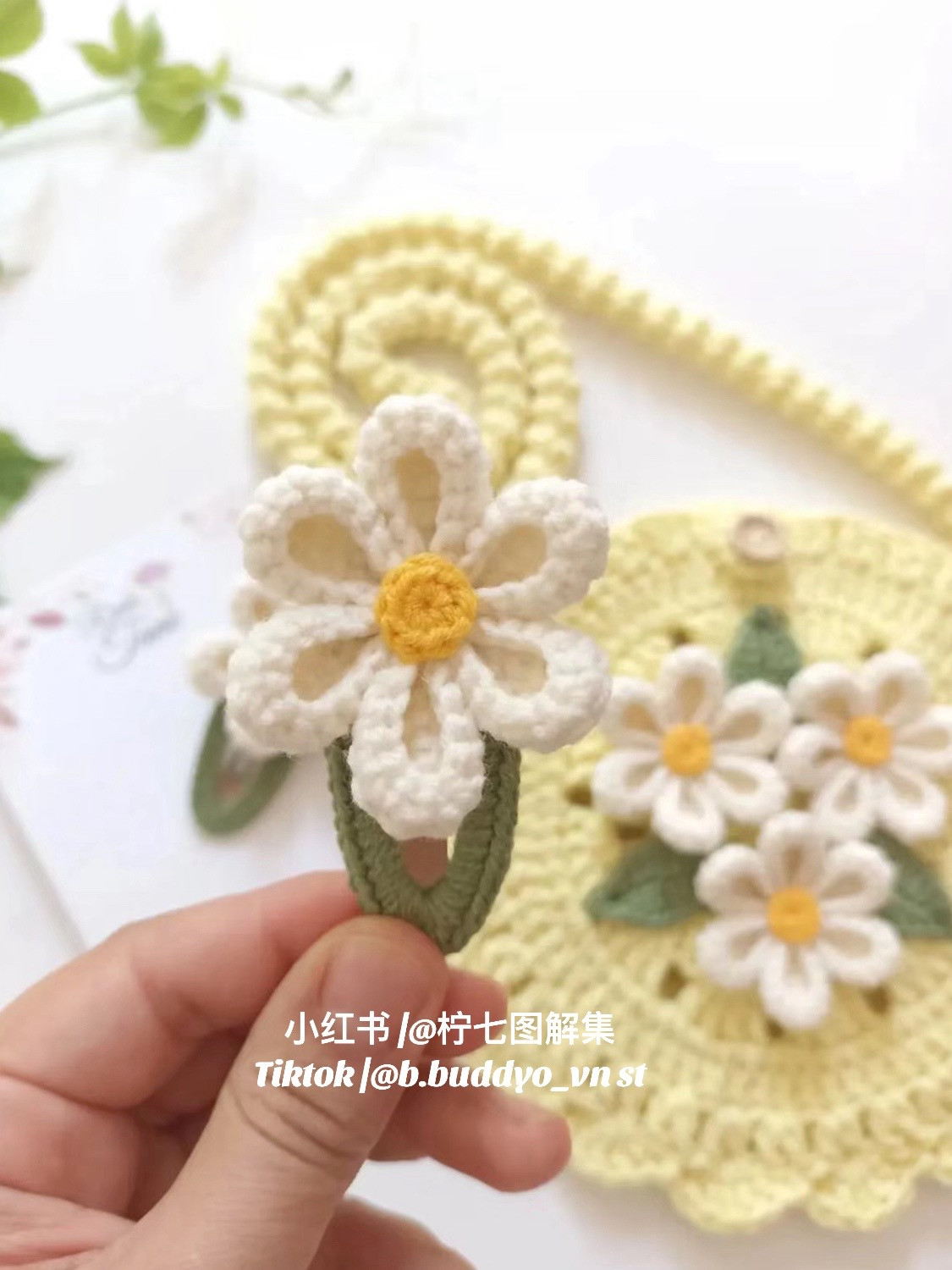 Crochet Little Daisy Hair Clip Pattern and Tutorial