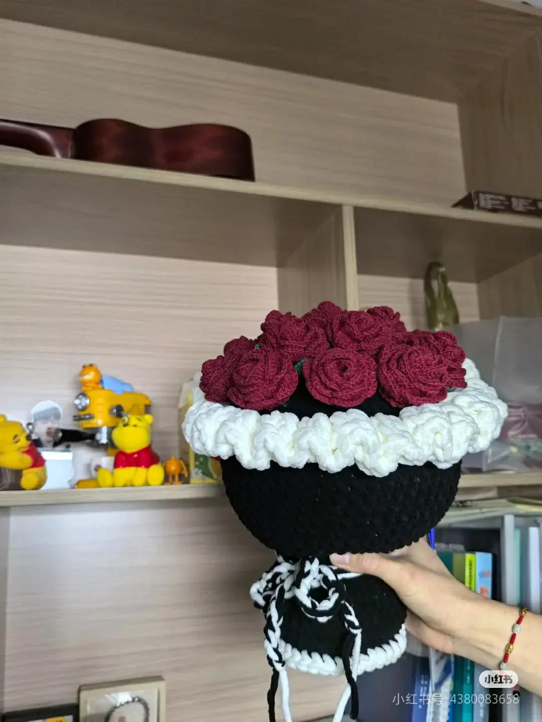 Crochet Pattern: Black Pot with Red Roses and White Trim