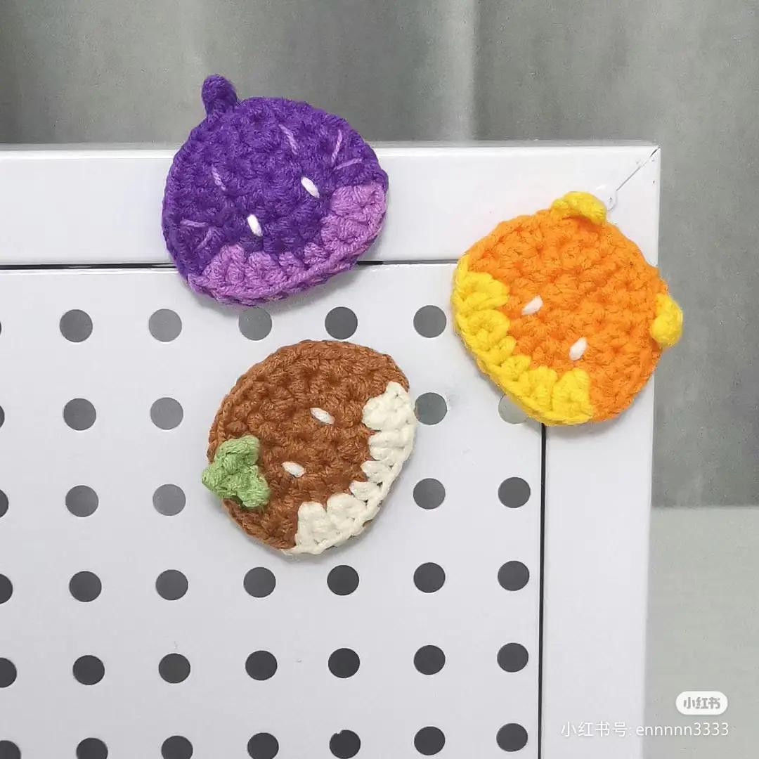 Crochet Pattern for Cute Cat Cookie Keychain: Detailed Instructions for Ears, Bangs, and Face