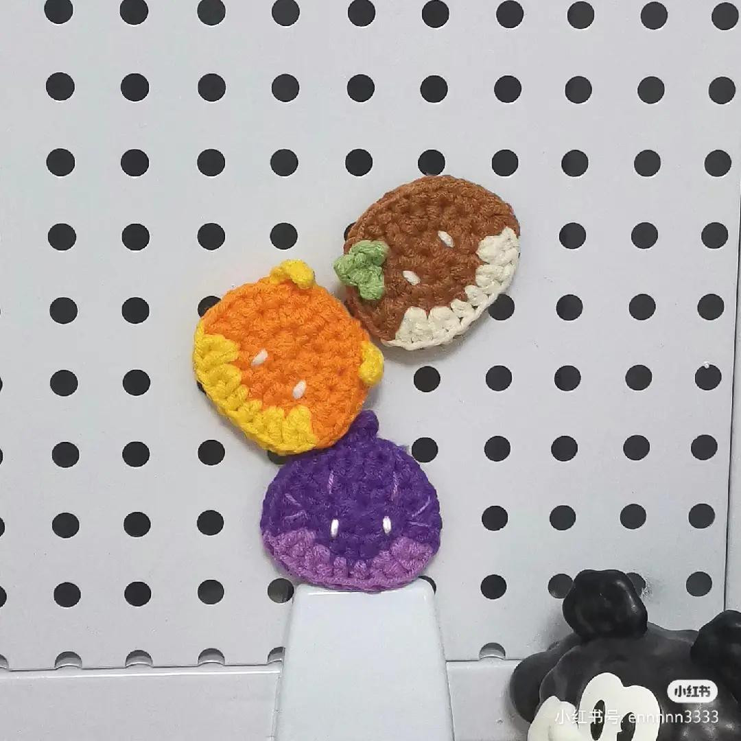 Crochet Pattern for Cute Cat Cookie Keychain: Detailed Instructions for Ears, Bangs, and Face