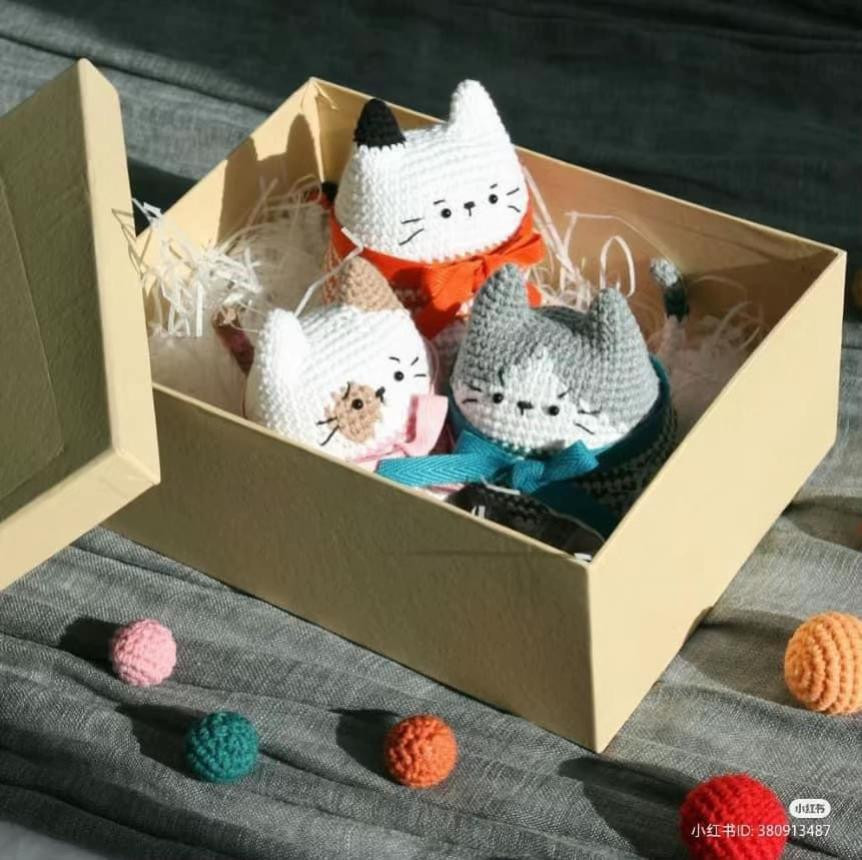 Crochet Pattern for Cute Couple Cats Amigurumi with Detailed Instructions