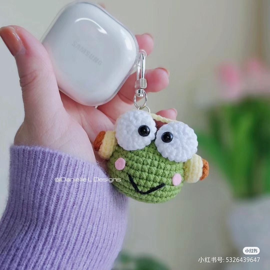 Crochet pattern for cute green alien amigurumi keychain