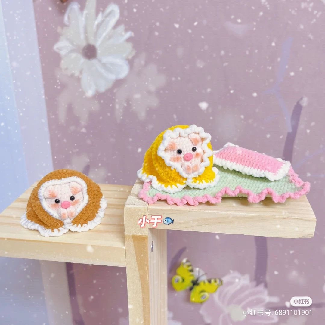 Crochet pattern for cute sleeping pigs in blankets