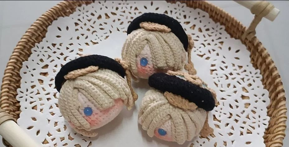 Crochet pattern for Fimini amigurumi doll head with detailed hair and hat instructions