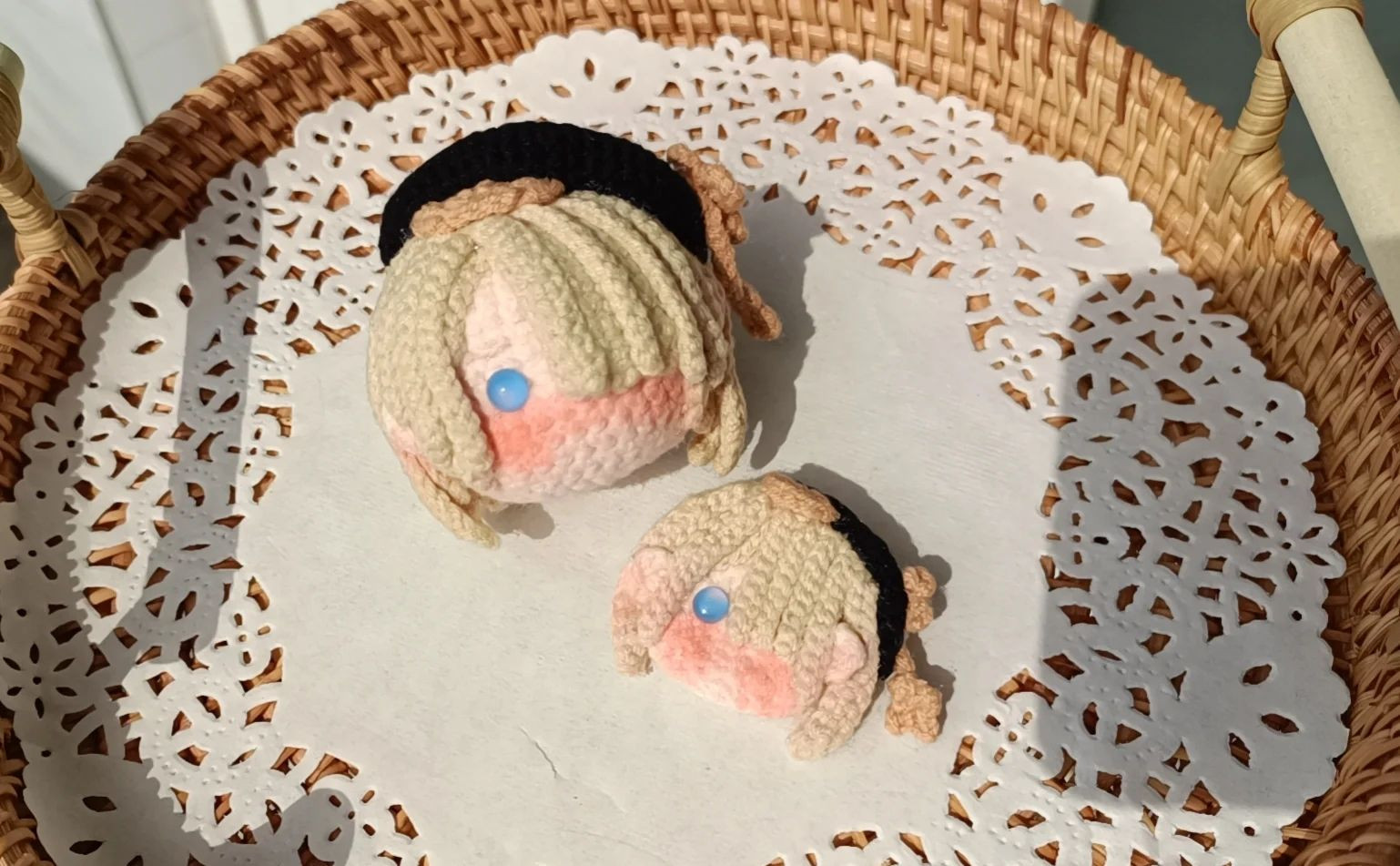 Crochet pattern for Fimini amigurumi doll head with detailed hair and hat instructions