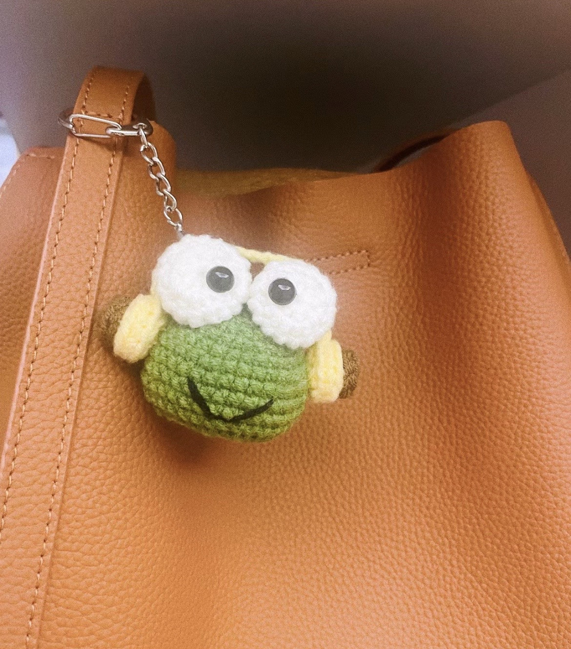 Crochet pattern for green monster amigurumi keychain with headphones