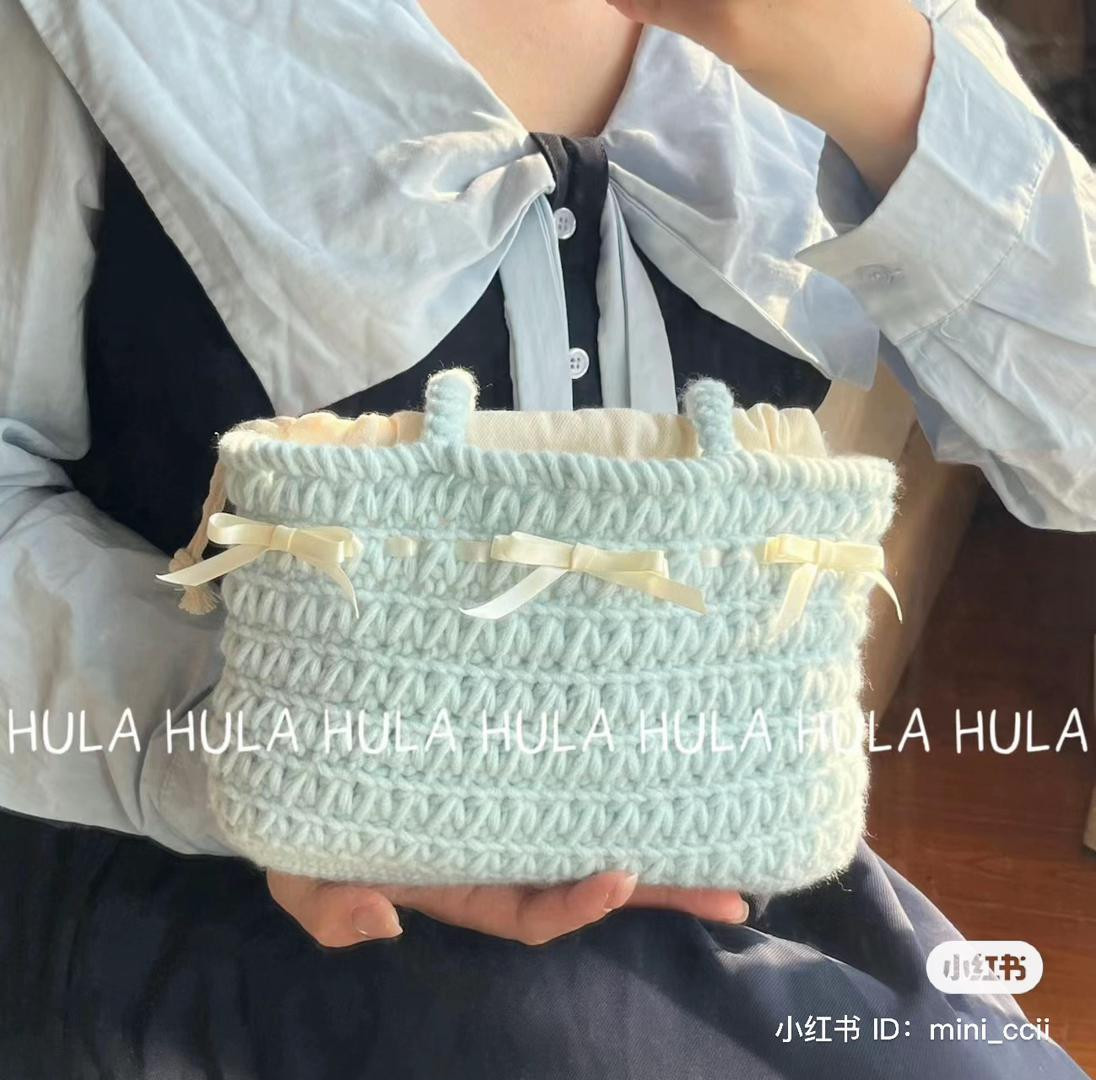 Crochet pattern for mint green bow bag with chart