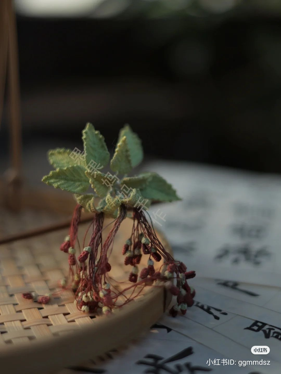 Crochet pattern for realistic maple leaves and seeds