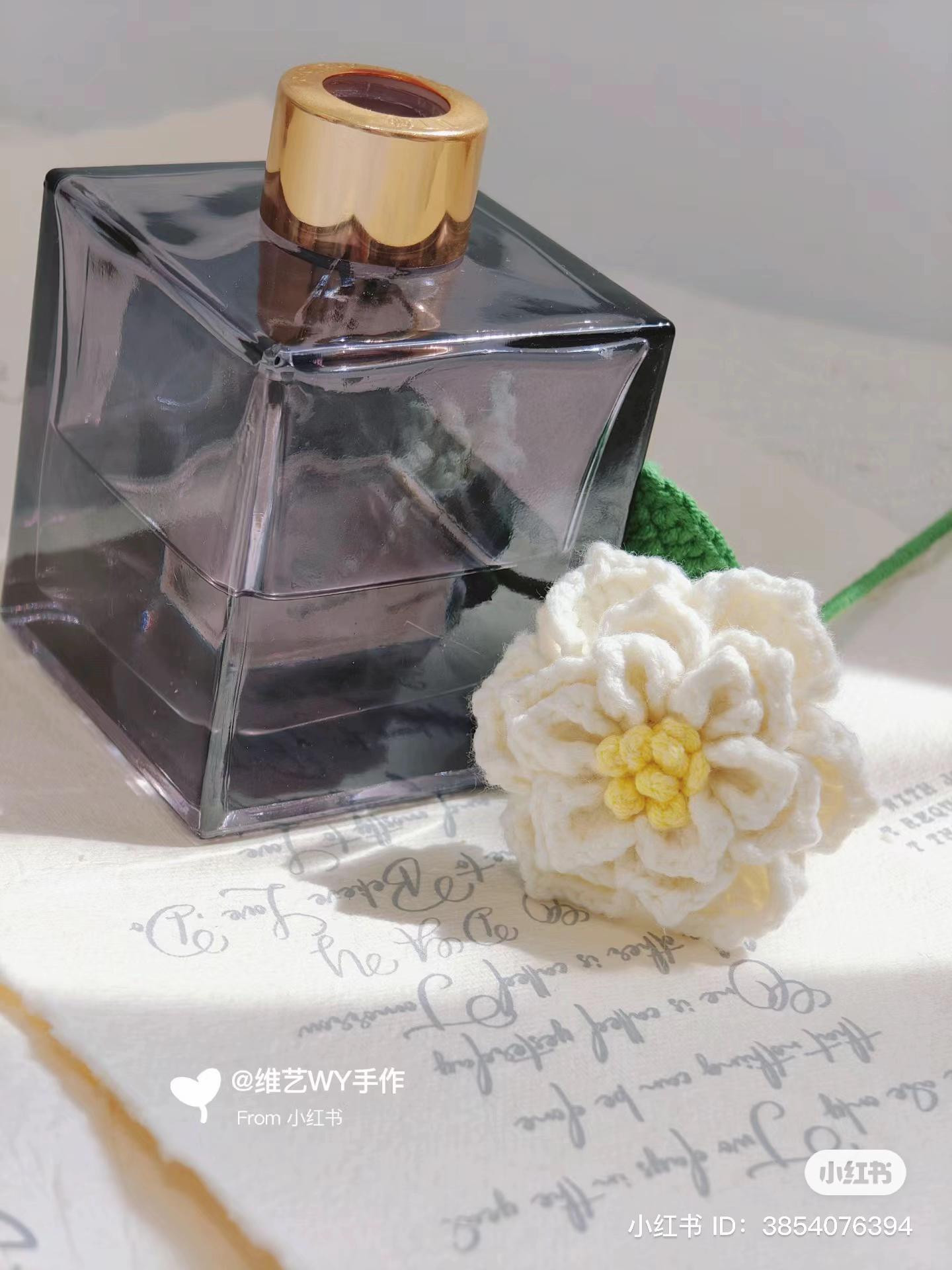 Crochet Pattern Tutorial for White Gardenia Flower with Yellow Center