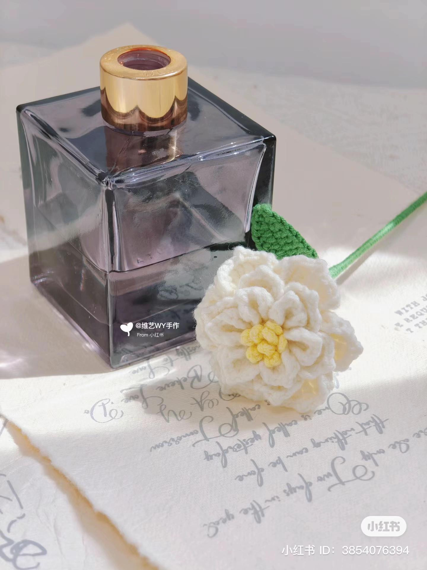 Crochet Pattern Tutorial for White Gardenia Flower with Yellow Center