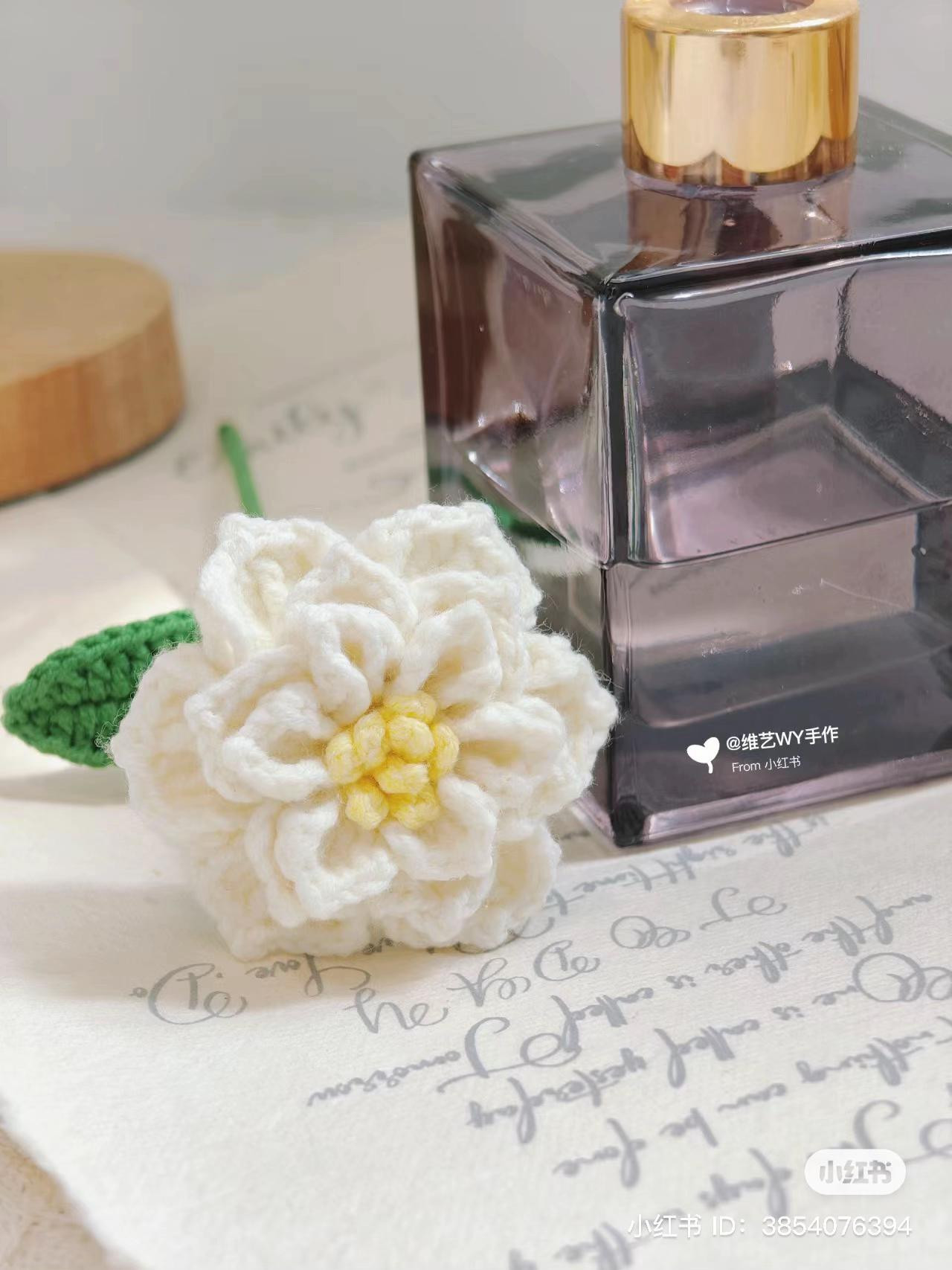 Crochet Pattern Tutorial for White Gardenia Flower with Yellow Center