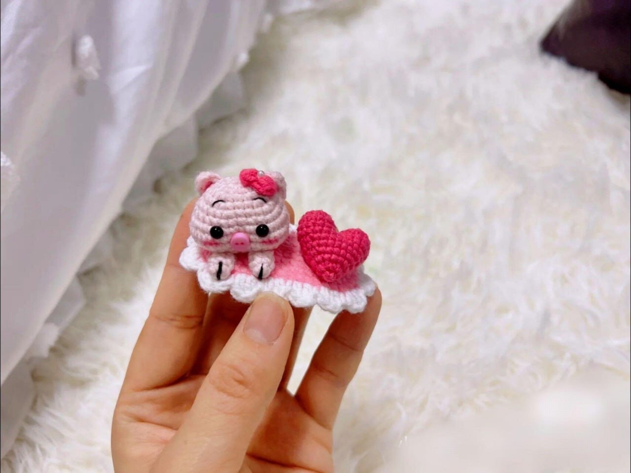 Crochet Pig Amigurumi Keychain Pattern with Heart and Chart