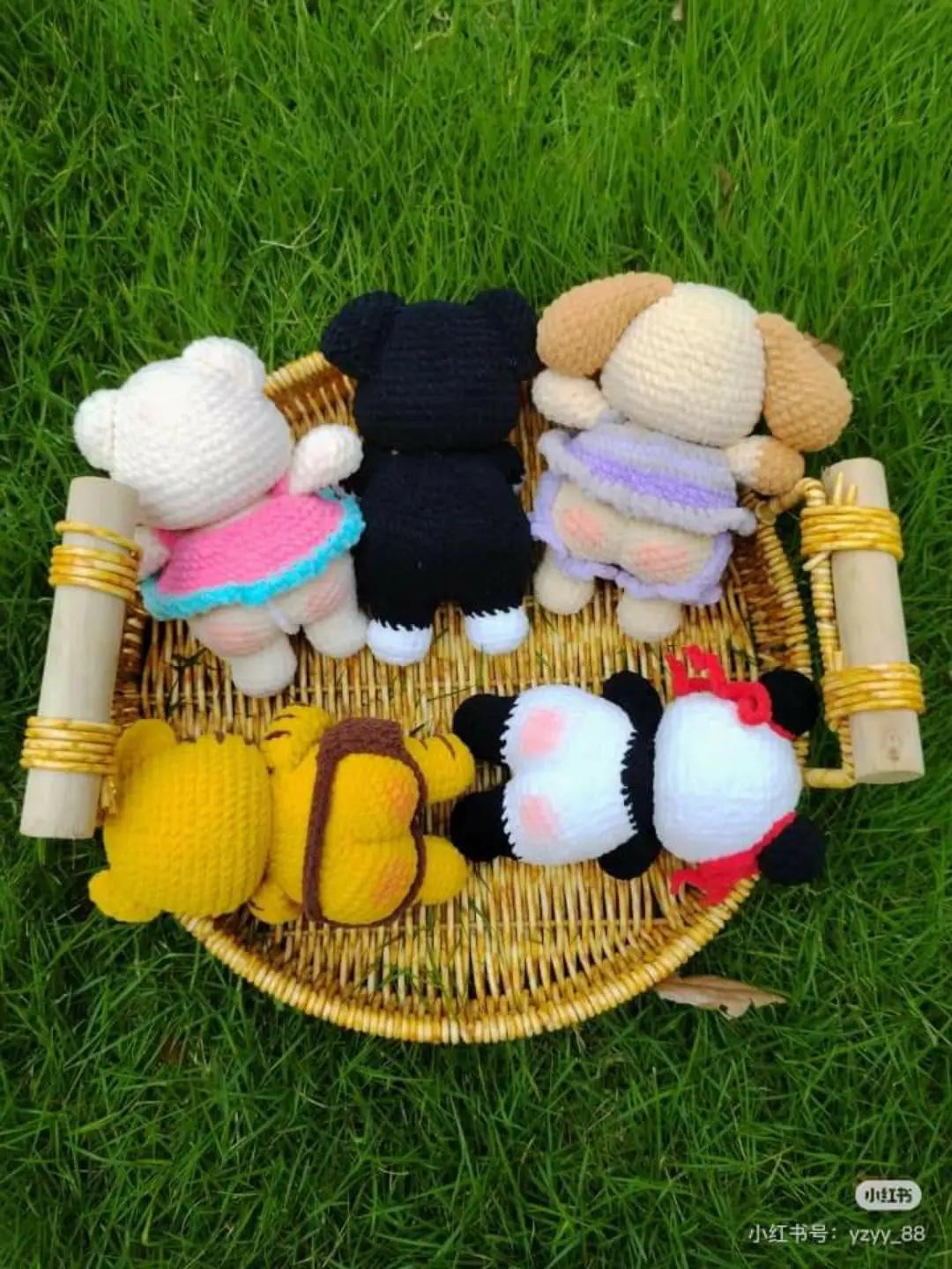 Crochet Piggy Pattern: Cute White Pig Amigurumi Chart with Dress