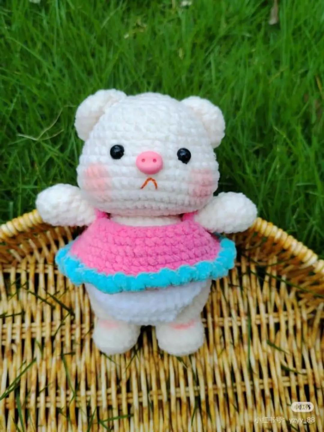 Crochet Piggy Pattern: Cute White Pig Amigurumi Chart with Dress