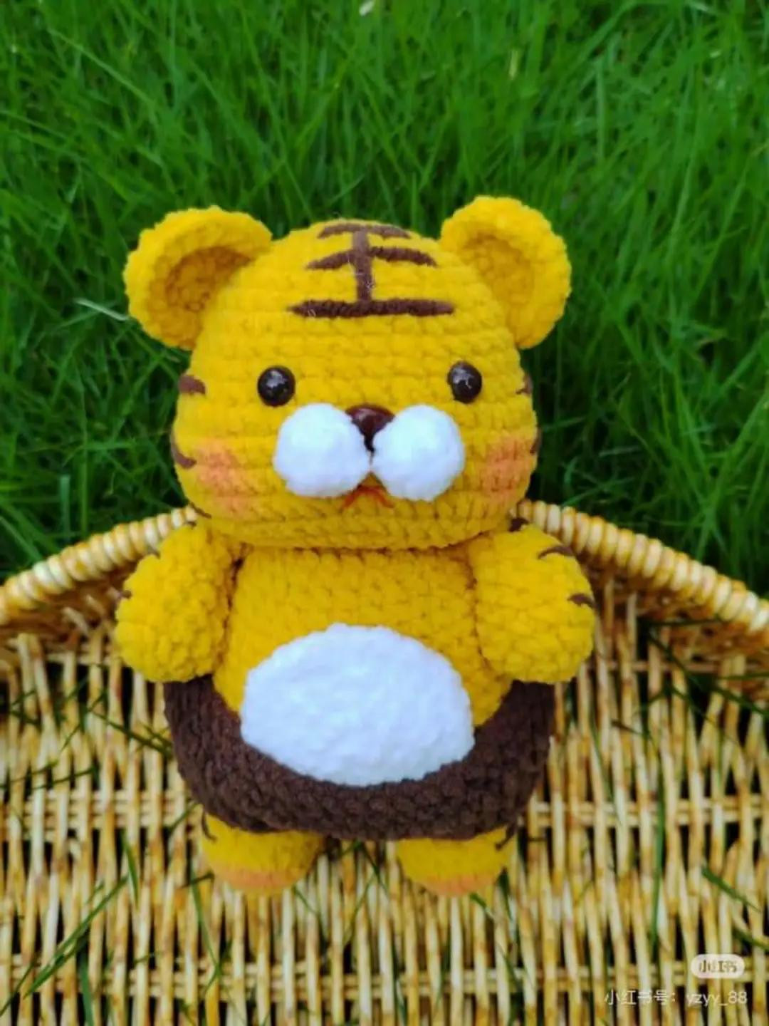 Crochet Piggy Pattern: Cute White Pig Amigurumi Chart with Dress