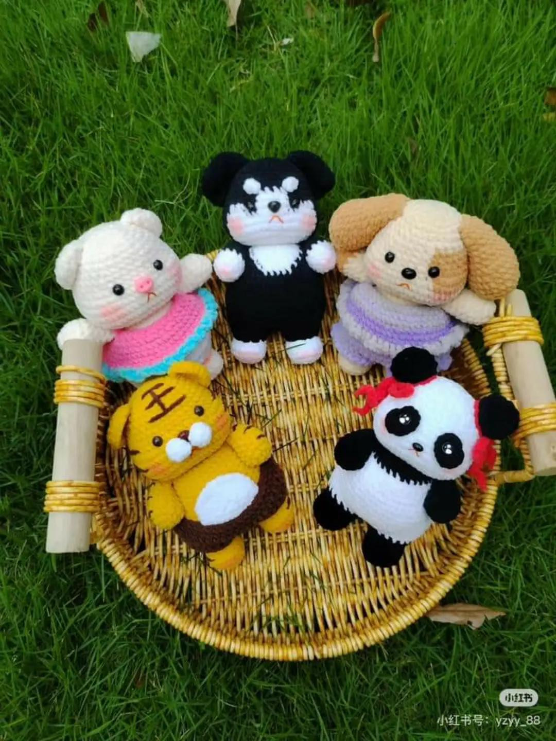 Crochet Piggy Pattern: Cute White Pig Amigurumi Chart with Dress