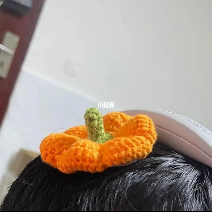 Crochet Pumpkin Hair Clip Pattern and Tutorial