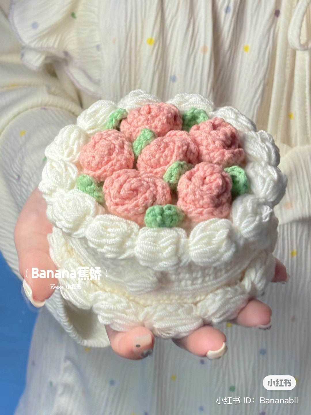 Crochet Retro Cream Flower Cake Pattern with Pink Roses