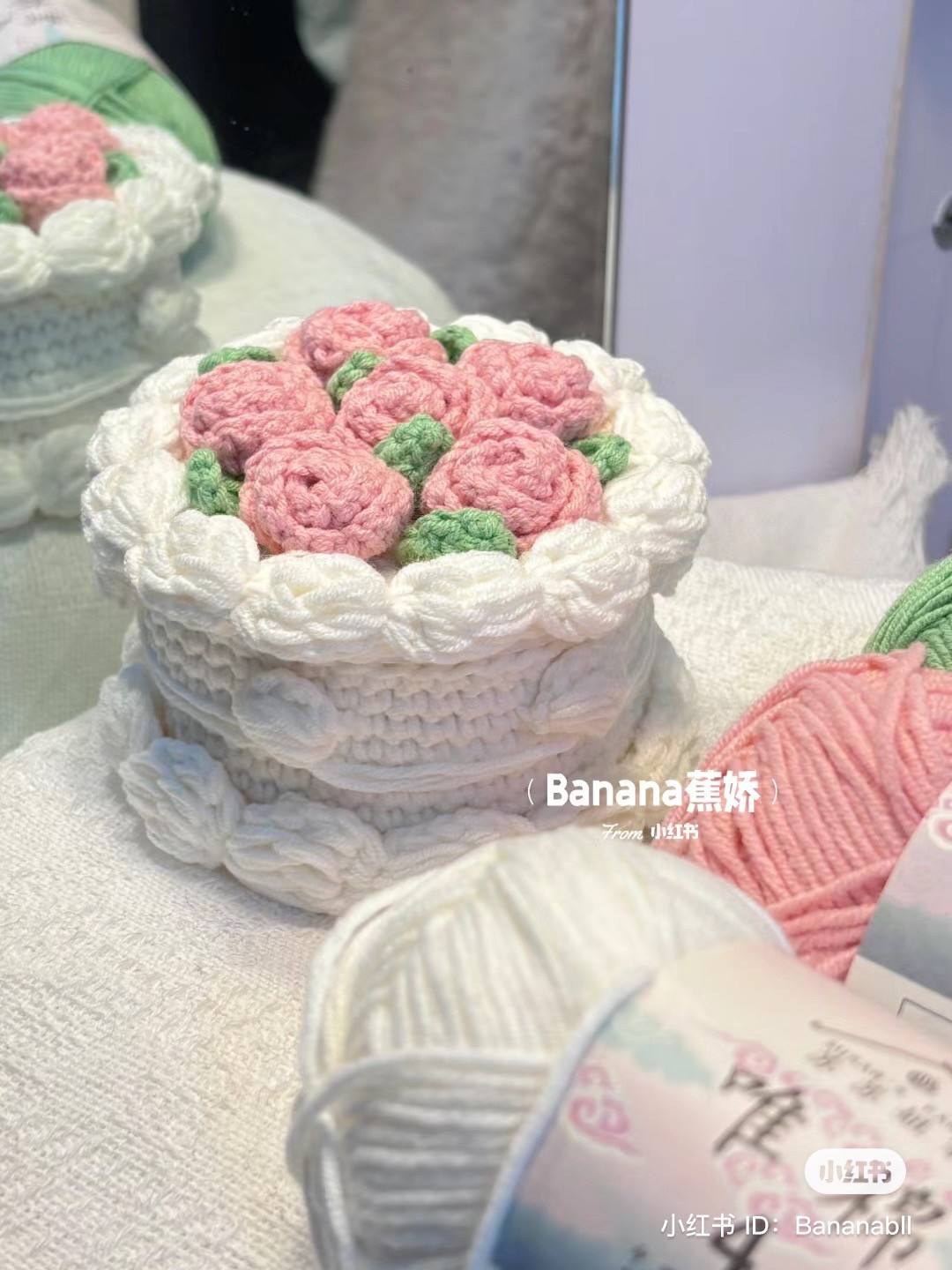 Crochet Retro Cream Flower Cake Pattern with Pink Roses