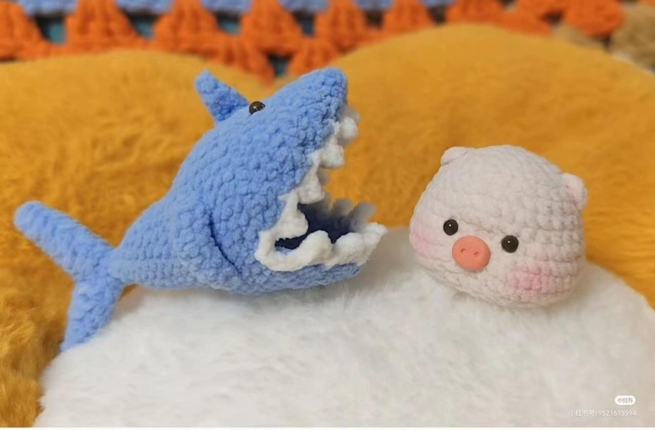Crochet Shark Costume for Pig and Cute Pig Amigurumi Pattern