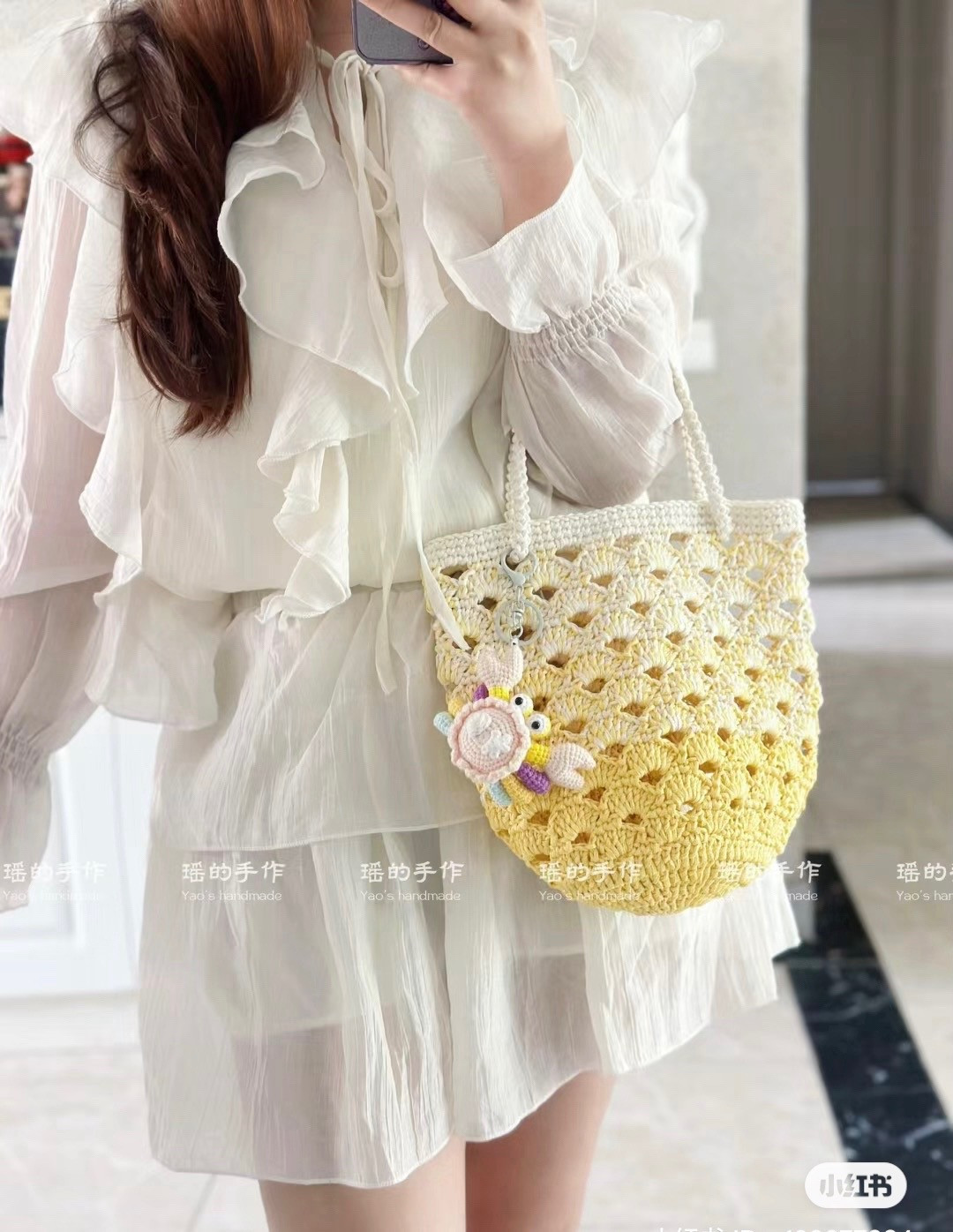 Crochet Shell Stitch Tote Bag Pattern with Cute Crab Charm and Yellow Gradient Design