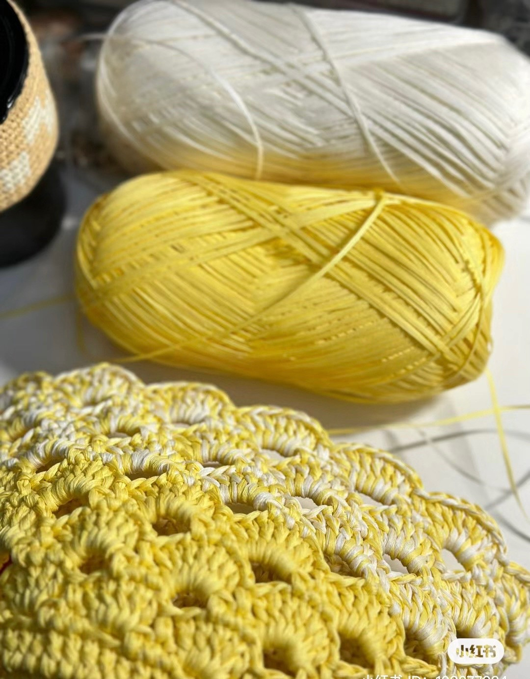 Crochet Shell Stitch Tote Bag Pattern with Cute Crab Charm and Yellow Gradient Design