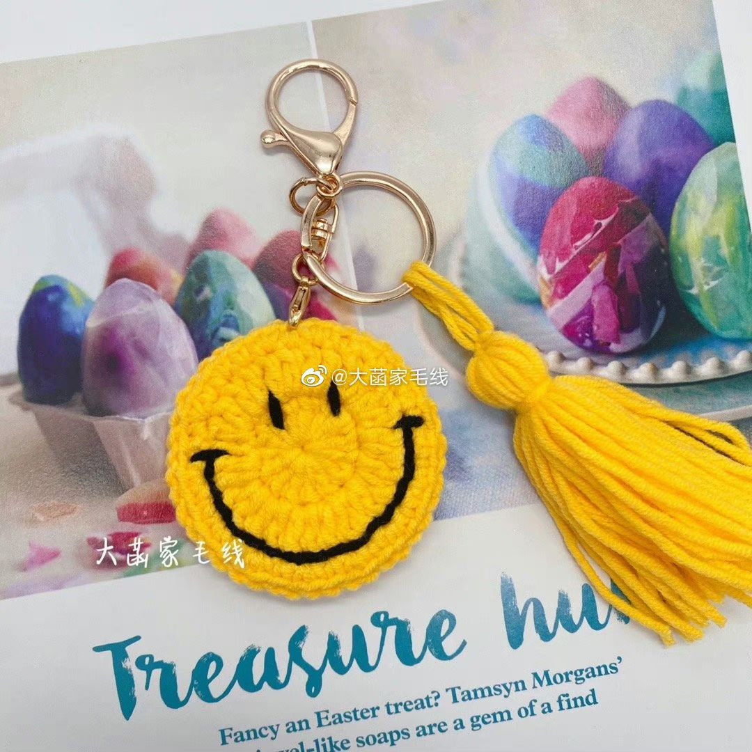 Crochet Smiley Face Keychain Pattern with Tassels