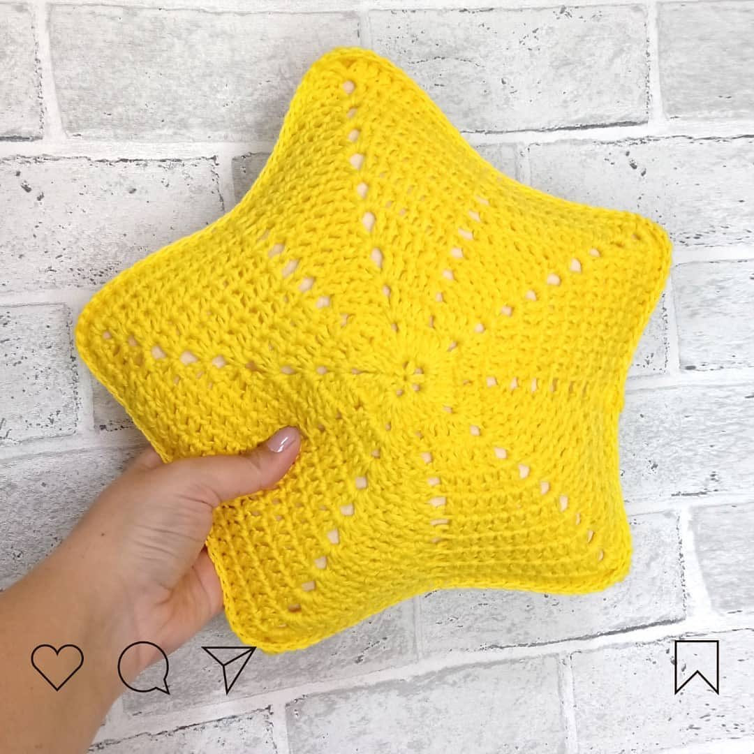 Crochet Star Pillow Pattern by Ariane Torresa - Yellow