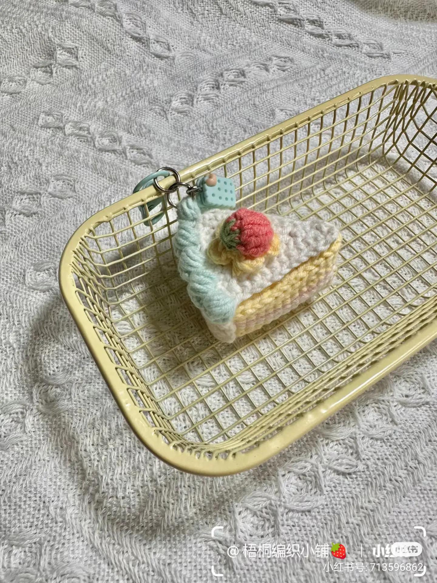 Crochet Strawberry Sea Salt Cake Pattern with Detailed Chart and Instructions