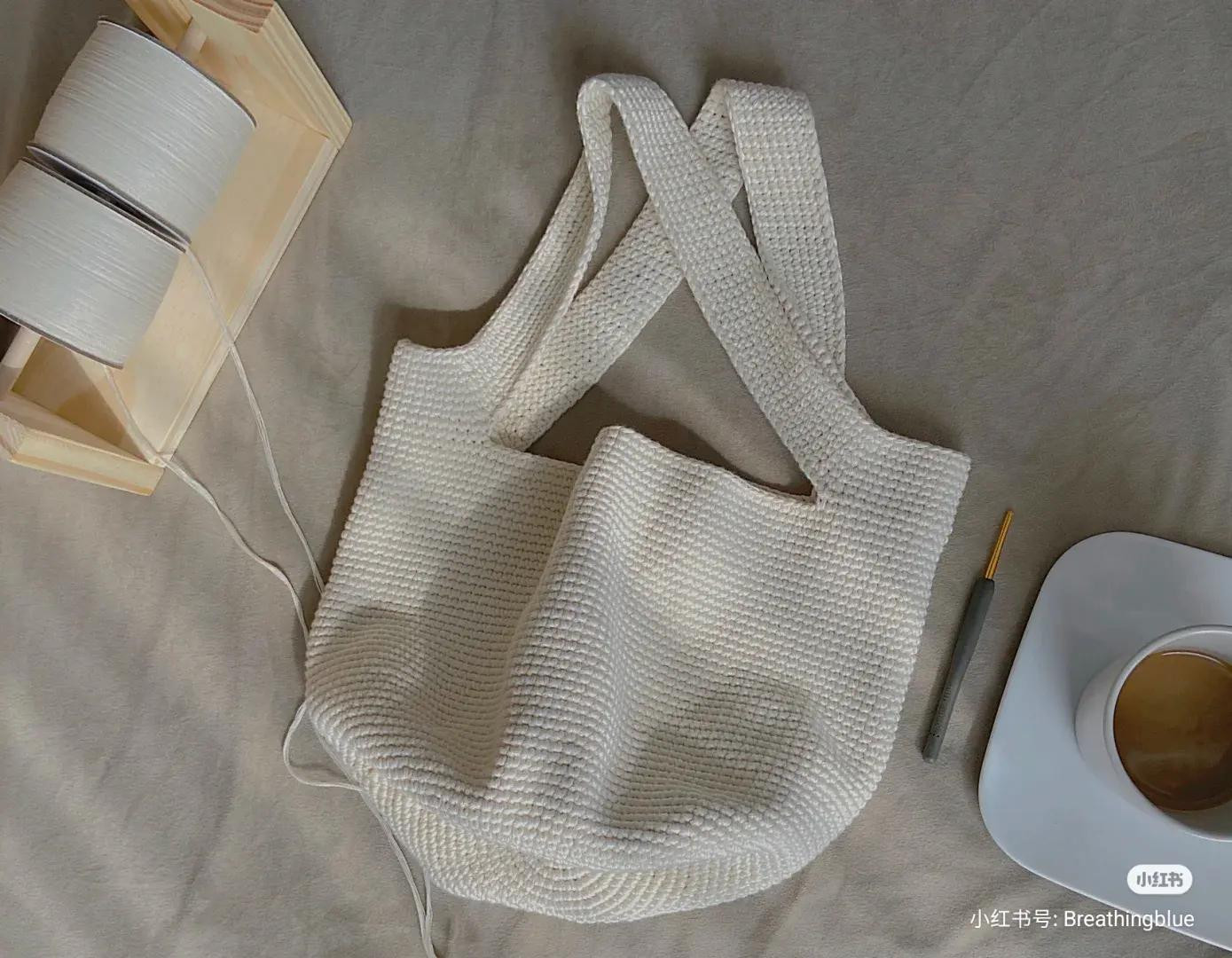 Crochet Tote Bag Pattern Chart: White Yarn Handbag Tutorial with Stitch Diagram