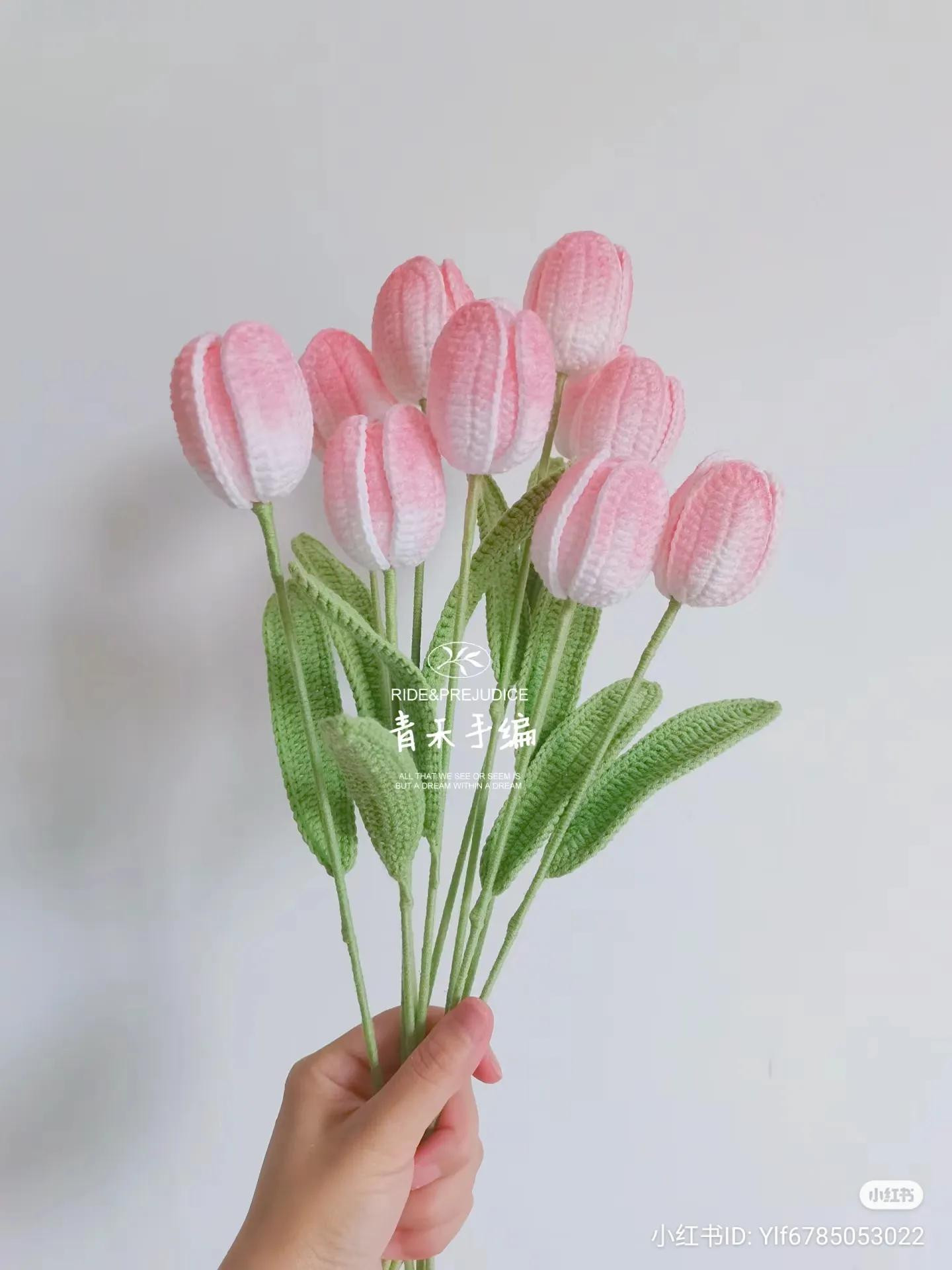 Crochet Tulip Bouquet Pattern with Pink and White Gradient Petals