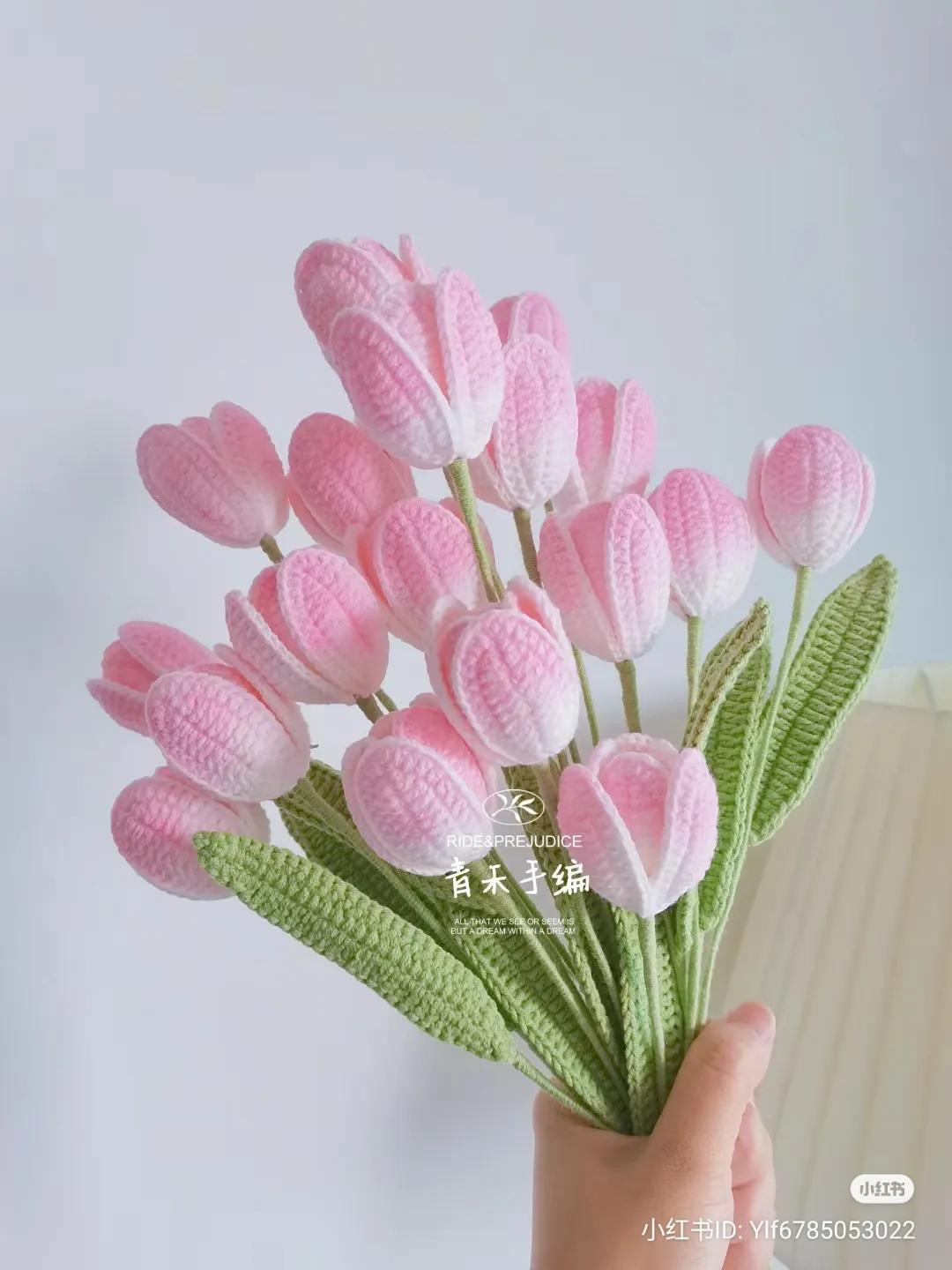 Crochet Tulip Bouquet Pattern with Pink and White Gradient Petals