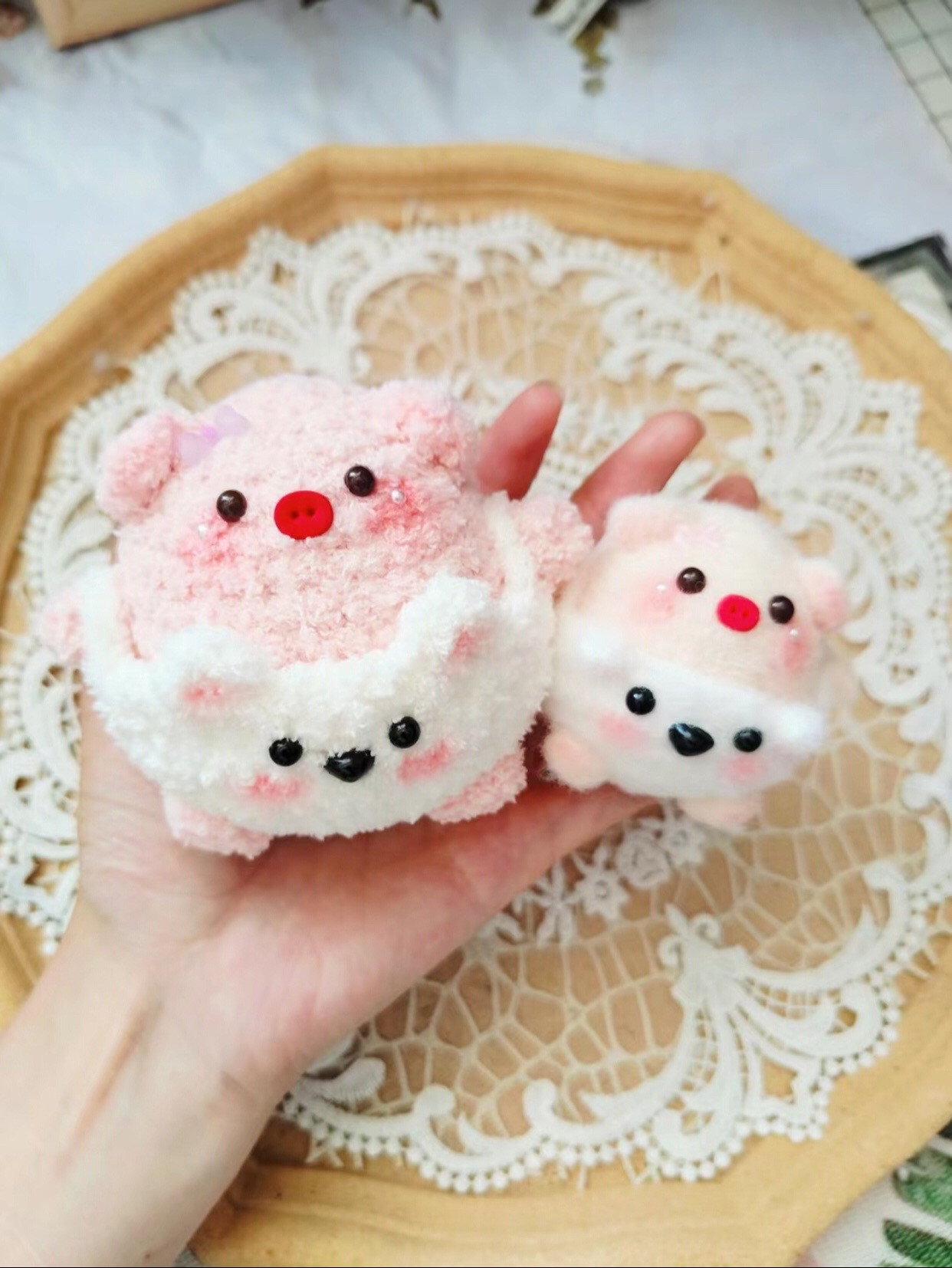 Crochet Tutorial Pattern for Cute Pink Pig and White Bear Amigurumi Dolls with Overalls