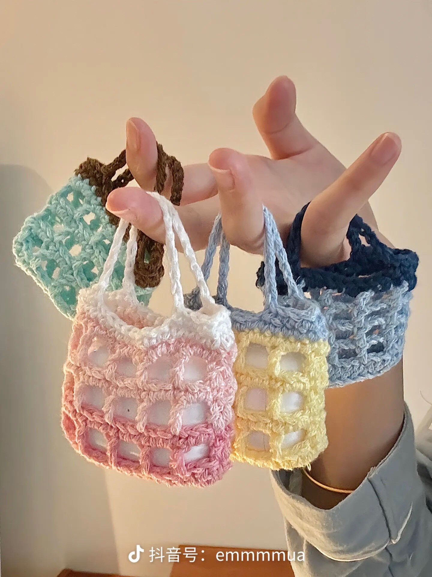 Crochet waffle grid earphone bag tutorial pattern