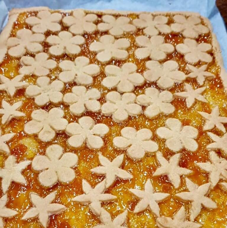 Crostata di Albicocche con decorazioni a fiore