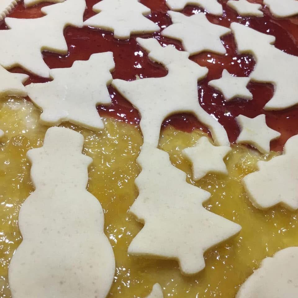Crostata Natalizia con marmellata di fragole e ananas: dolce festivo decorato