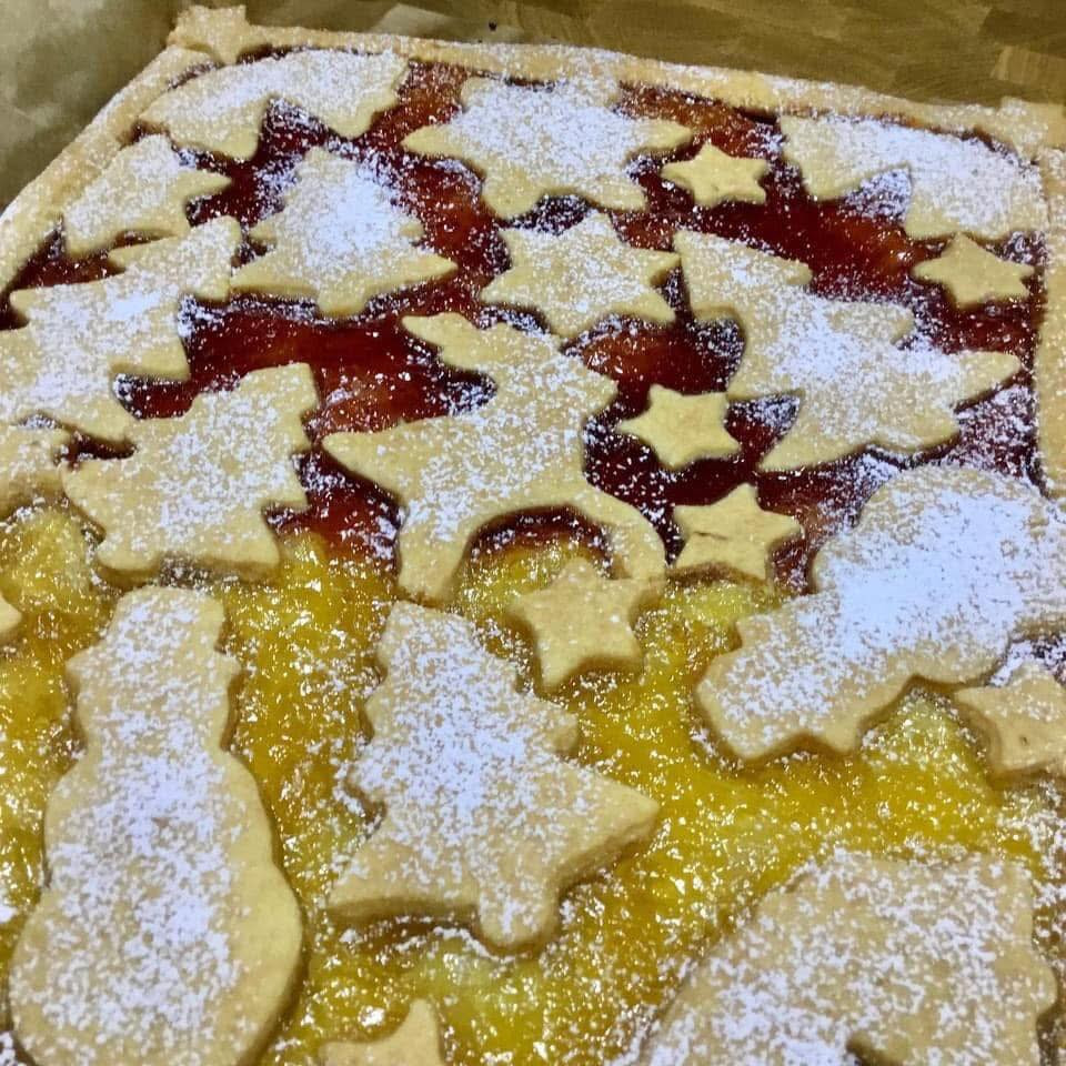 Crostata Natalizia con marmellata di fragole e ananas: dolce festivo decorato