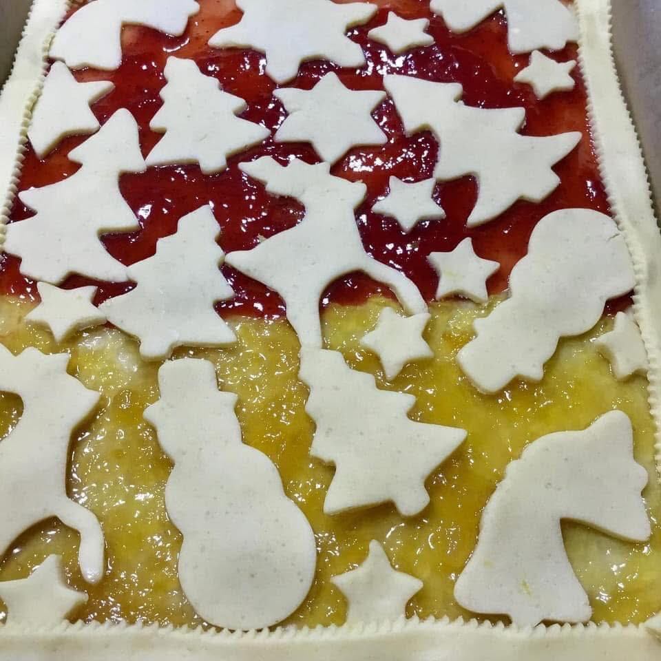 Crostata Natalizia con marmellata di fragole e ananas: dolce festivo decorato