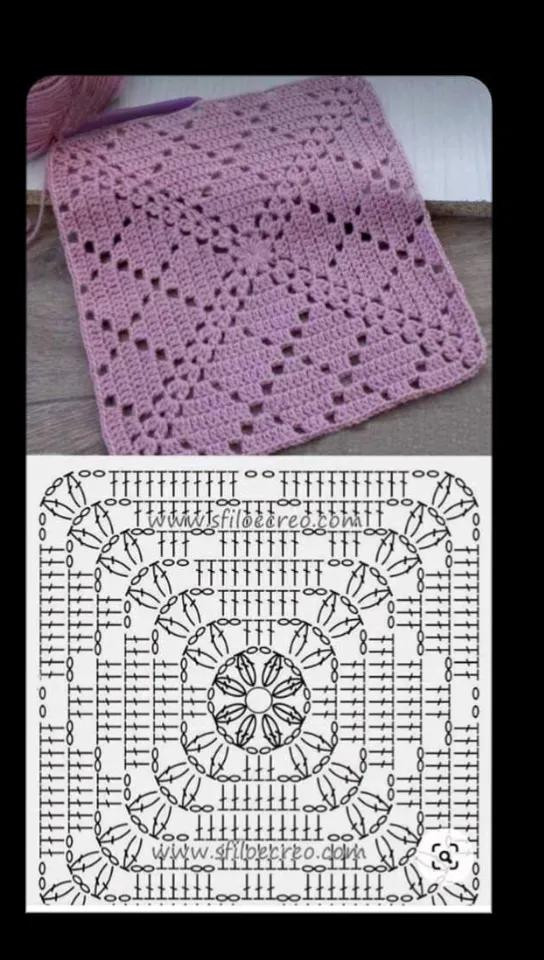 Cuadrado a crochet con patrón de flores y bordes decorativos en color lila